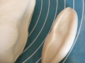 尽量揉到光滑没有气孔，切开无气孔。分成10小份面团