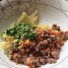 土豆泥中放入芹菜和炒好的三丁