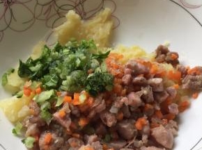 土豆泥中放入芹菜和炒好的三丁