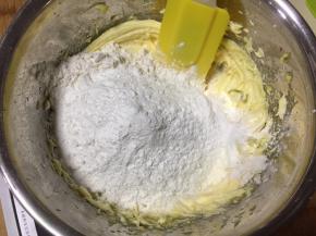 筛入低筋面粉搅拌均匀