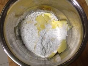黄油提前拿出软化，加入糖粉用电动打蛋器1档打发