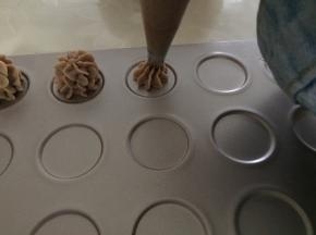 用的8齿裱花嘴，垂直向下挤出花纹
