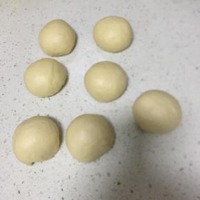 把面团分成7份，滚圆，盖保鲜膜醒发10分钟