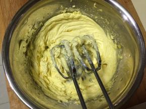 将糖粉和黄油打发均匀即可