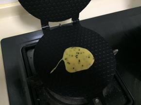 将蛋卷机用小火预热2分钟，倒入蛋卷糊，不要太多哦，做两次就知道放多少了