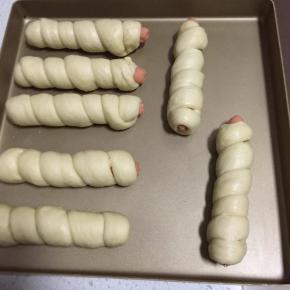 全部卷好，摆放在烤盘上，入烤箱38度发酵至两倍大