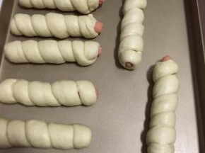 全部卷好，摆放在烤盘上，入烤箱38度发酵至两倍大