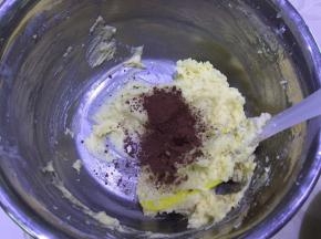 分一半出来加点可可粉，搅拌均匀