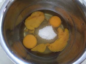 鸡蛋加入白砂糖，搅拌均匀