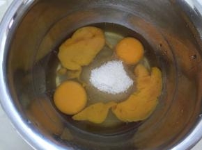 鸡蛋加入白砂糖，搅拌均匀