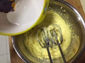 倒入黄油中用3档打发