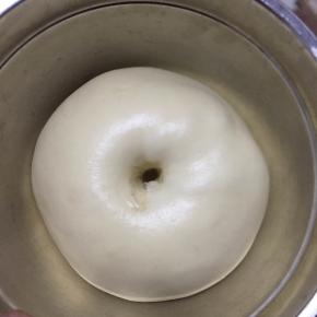 手指粘面粉往中间戳洞，不回缩就发好了