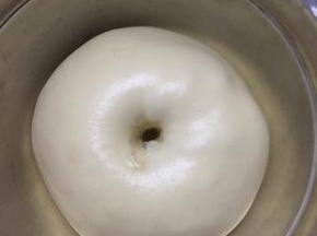 手指粘面粉往中间戳洞，不回缩就发好了