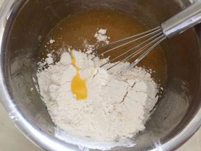 筛入低筋面粉搅拌成面糊