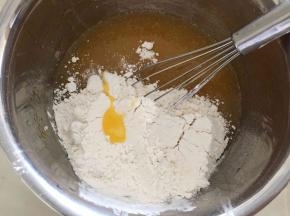 筛入低筋面粉搅拌成面糊