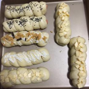 刷上全蛋液，撒上芝麻。（我按自己喜好，有些挤了沙拉酱，放了肉松，还放了奶酪）