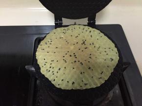 待蛋卷有点微黄时就可以卷起了