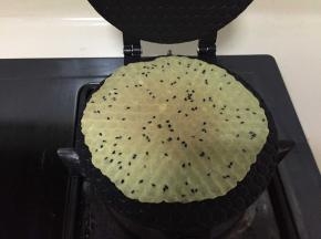 待蛋卷有点微黄时就可以卷起了