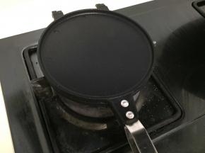 压紧，一直用小火煎，一面30秒左右，翻面再煎30秒
