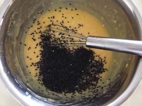 加入黑芝麻搅拌均匀