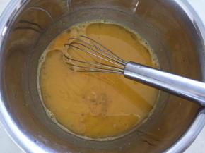 加入盐，玉米油，柠檬汁，搅拌均匀