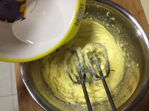 倒入黄油中，用电动打蛋器3档打发