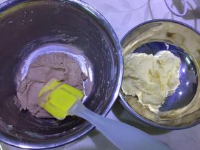 两个口味分别放入裱花袋