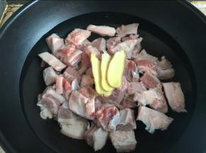 牛腩切麻将块大小，不需要太瘦的，带一些筋头巴脑的更好吃，凉水下锅焯水，放三片姜