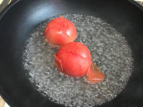 放入煮开的水中，一两分钟，皮就可以取下来了