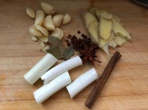 准备配料，这里姜切的非常薄，最后是可以直接吃掉的