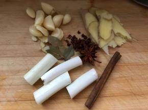 准备配料，这里姜切的非常薄，最后是可以直接吃掉的