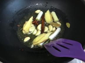 锅中放比炒菜稍微多一点的油，下锅炒这些配料