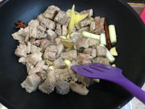 炒出香味，放牛肉进去翻炒两分钟