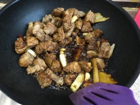 加入老抽和生抽，翻炒均匀上色