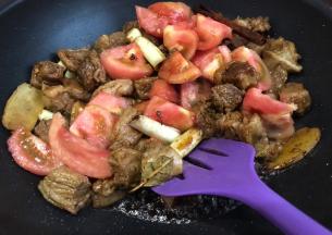 放入西红柿块翻炒