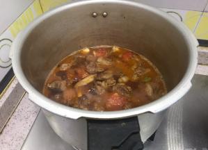 高压锅上汽后，中火15分钟，根据肉量和肉大小