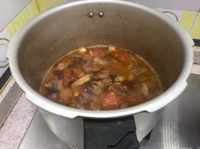 高压锅上汽后，中火15分钟，根据肉量和肉大小