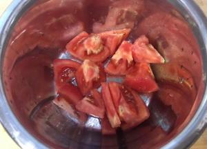 在这期间，继续准备一个去皮的西红柿，切中块