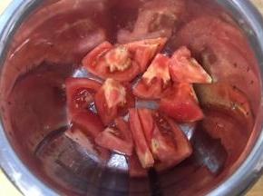 在这期间，继续准备一个去皮的西红柿，切中块