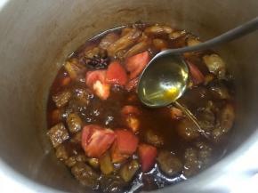 高压锅到时间后放汽，开盖子后开火，放入西红柿块，尝尝味道，酌情再加糖盐进行调味