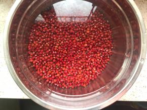 干豆子冲洗一下，凉水浸泡