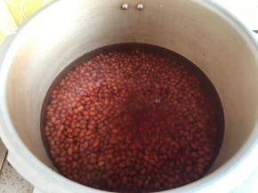 豆子倒进去，水倒掉，很多人说留着泡豆子的水一起倒进去，我觉得有点脏，就没要，重新放的纯净水，水大约是1300毫升