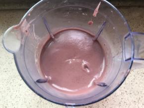 煮好的豆子不要觉得汤水多，也不要把汤过滤出去，凉透后还会浓稠一些，凉透后一起放料理机里打成蓉