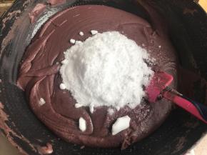 我炒了大约5-6分钟的样子，水蒸发掉一些，放的木糖醇，木糖醇甜度不是很高，我觉得成品吃甜度刚刚好，如果还是想减糖，200克木糖醇就行