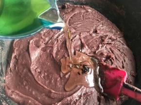 放糖后炒了大约10分钟，水分又蒸发掉很多，炒时候搅拌，花纹线条很明显了，分三次放入两种油，两种油提前混合就行