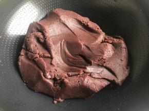 炒到最后，基本成固体了，翻炒需要翻压，非常凝固了，这个时候基本差不多了