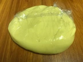 顺便说一下做月饼的配方，今天做的是83克的月饼，皮和馅儿的比例是3：7，你也可以做50克，75克，100克，随意，见水9克，花生油95克，糖浆215克，中筋粉310克，首先把见水花生油糖浆混合均匀，这里说一下，必须混合均匀，非常均匀才行。加入面粉和面，装袋中醒面20分钟