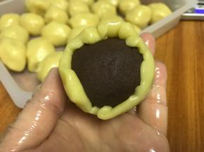 面团按扁，包裹好馅