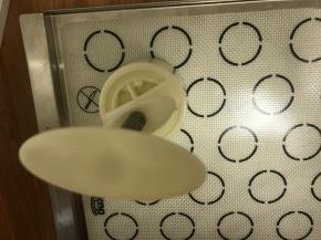 把月饼球放面粉中滚一圈，抖掉多余的面粉，压膜