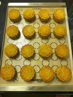 190度提前预热烤箱，烤5分钟刷蛋液，然后再续烤8-10分钟，看上色到位为准（我没刷蛋液）